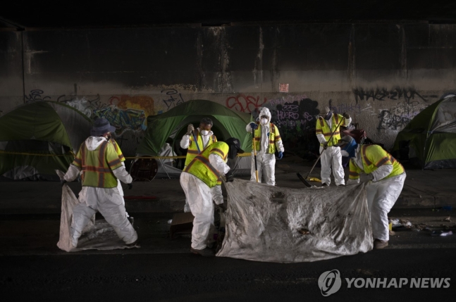 미국 LA시 공공 근로자들이 노숙자촌을 청소하고 있는 모습 [AP 연합뉴스 자료사진. 재판매 및 DB 금지]