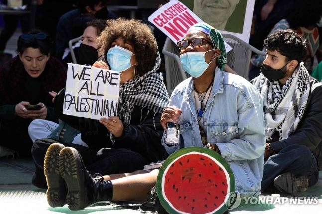 가자지구 휴전 촉구하는 美뉴욕대 시위대 (뉴욕 AFP=연합뉴스) 뉴욕대 재학생들이 22일(현지시간) 스턴경영대학원 교정에서 점거시위를 벌이고 있다. 최근 미국 대학가에는 가자지구 휴전 및 이스라엘과 거리두기를 촉구하