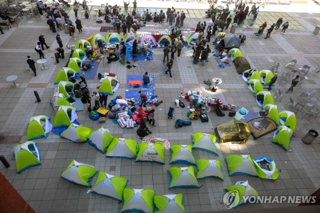 '반유대' 텐트시위 벌어진 美뉴욕대 (뉴욕 AFP=연합뉴스) 뉴욕대 재학생들이 22일(현지시간) 스턴경영대학원 교정에서 텐트시위를 벌이고 있다. 최근 미국 대학가에는 가자지구 휴전 및 이스라엘과 거리두기를 촉구하는