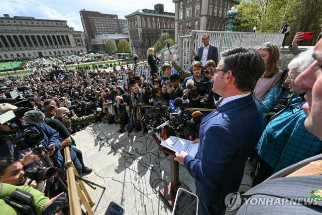 컬럼비아대에서 기자회견하는 마이크 존슨 하원의장 [AFP=연합뉴스. 재판매 및 DB 금지]