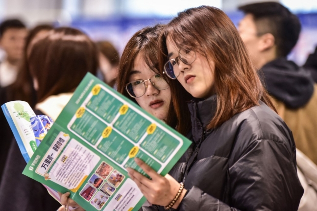 지난 3월 중국 동부 안후이성 푸양에서 열린 취업박람회에 참석한 대학생들/AFPBBNews=뉴스1