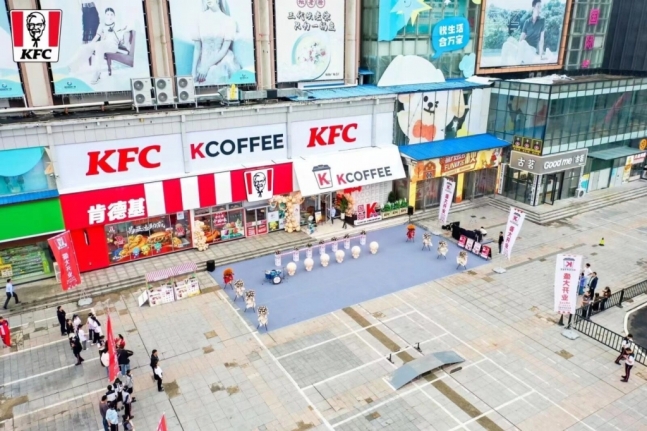 KFC·피자헛 등을 운영하는 얌차이나홀딩스가 오는 2026년까지 중국 전역에 5000개 이상 매장을 늘리기로 한 가운데 이 중 절반 이상을 중소 도시에 열기로 한 것도 눈 여겨볼 대목이다. 사진은 중국 허난성 구시현