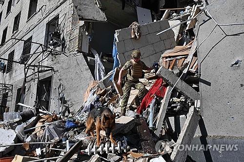 폭격으로 파괴된 하르키우 중심가 (하르키우=AFP 연합뉴스) 우크라이나 제2도시 하르키우 중심가 건물이 폭격으로 파괴된 가운데 구조대원이 현장을 수색하고 있다. 2024. 6. 22.