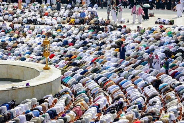 이슬람 순례자들이 하지(Haji) 순례 막바지인 18일(현지시간), 이슬람교 성지인 사우디아라비아 메카에서 기도하고 있다. 한편 메카에서는 대낮 52도까지 이르는 폭염으로 사망자가 속출하고 있다. 2024.06.18