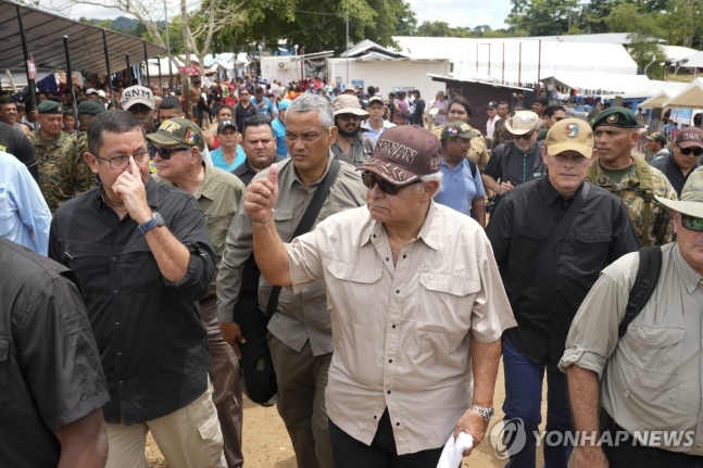 국경 인근 난민 수용소를 방문한 호세 라울 물리노 파나마 대통령(앞줄 중앙) [AP 연합뉴스 자료사진]