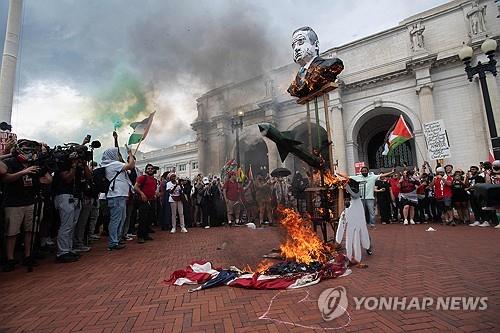 유니온역 인근에서 성조기 소각하는 친팔레스타인 시위대 [AFP 연합뉴스 자료사진. 재판매 및 DB 금지]