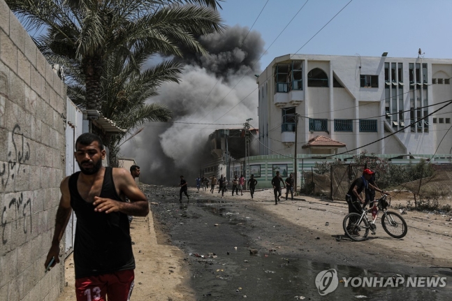 이, 가자 중부 공습 (데이르 알발라[가자지구] AFP=연합뉴스) 27일(현지시간) 이스라엘군이 폭격한 가자지구 중부도시 데이르 알발라. 2024.7.27