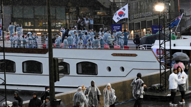 2024 파리 올림픽 개회식에 한국 선수단이 배를 타고 입장하고 있다. ⓒ연합뉴스