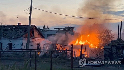 우크라이나군과 러시아군의 교전으로 화재가 발생한 쿠르스크주 수드자 지역의 모습. [로이터=연합뉴스자료사진