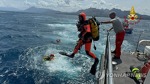 19일(현지시간) 이탈리아 시칠리아섬 앞바다에서 실종자를 찾기 위해 심해 잠수부들이 입수하고 있다. [로이터 연합뉴스]