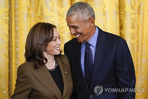 카멀라 해리스 부통령과 버락 오바마 전 대통령[AP=연합뉴스 자료사진]