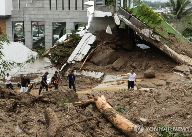 태국 푸껫에서 지난 현지시간 23일 폭우로 산사태가 발생한 현장을 구조대가 수색하고 있다. / 사진=EPA연합뉴스