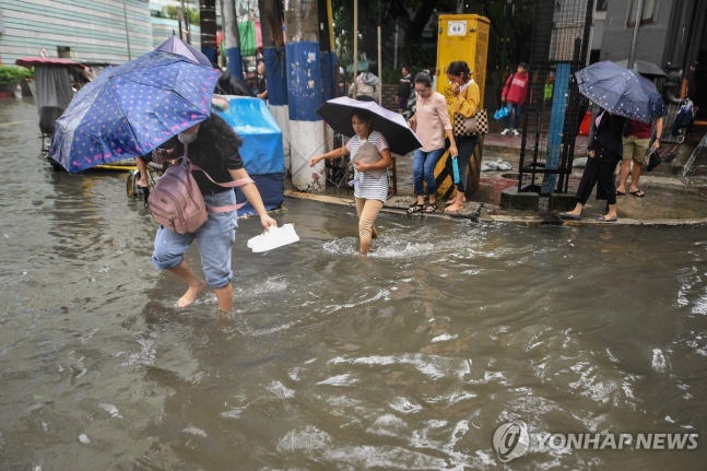 태풍 야기로 홍수 발생한 필리핀 마닐라 도로 [AFP 연합뉴스]