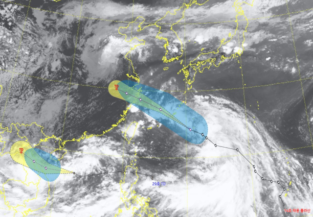 ◇18일 오후 4시 기준 제14호 태풍 풀라산(PULASAN)과 제29호 열대저압부의 위성사진. [기상청 제공]
