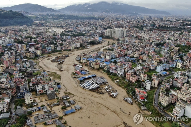 물에 잠긴 네팔 카트만두 네팔 카트만두에서 폭우로 바그마티강이 범람한 모습 [AP 연합뉴스 자료사진. 재판매 및 DB 금지]