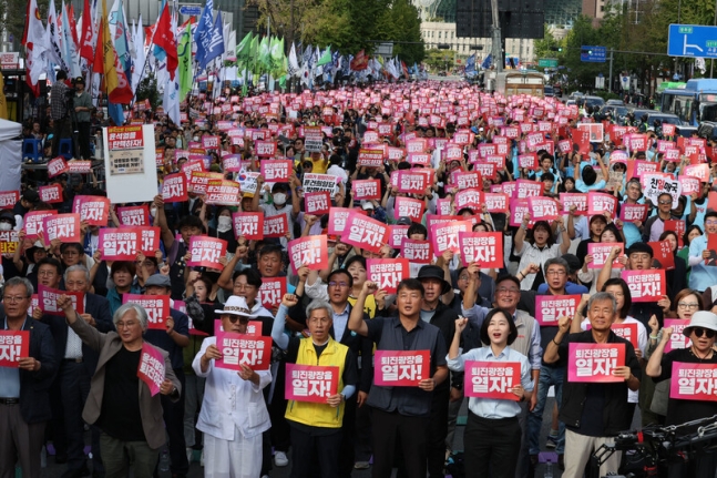 28일 오후 서울 중구 태평로 숭례문 일대에서 열린 `퇴진 광장을 열자 9.28 윤석열 정권 퇴진 시국대회\' 참가자들이 구호를 외치고 있다. 김태형 기자 xogud555@hani.co.kr