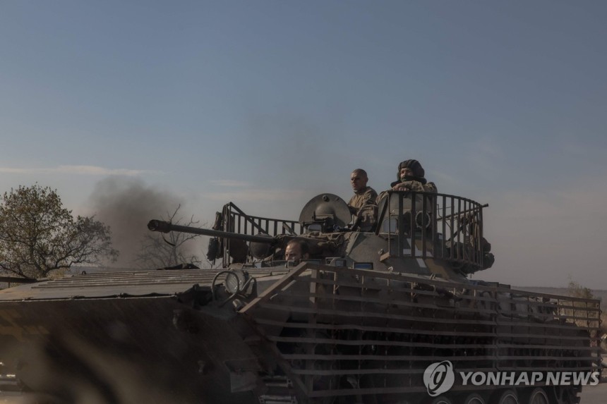 도네츠크 지역에서 탱크를 타고 이동 중인 우크라이나군 병사들  (AFP=연합뉴스) 12일(현지시간) 우크라이나 동부 도네츠크 지역에서 탱크를 타고 이동 중인 우크라이나군 병사들. 2024.10.12