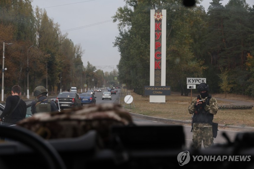 쿠르스크시 주변에서 검문 활동을 하는 러시아군 병사들 [타스 연합뉴스 자료사진. 재판매 및 DB 금지]