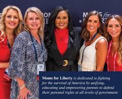 2020년 창립된 전국규모의 보수성향 학부모단체인 ‘자유를 위한 어머니(Moms For Liberty)’ 회원들. 이들은 최근 수년 간 미국 민주당과 좌파가 극도의 리버럴로 치우치는데 반발하며 자녀 교육에 대한 부모