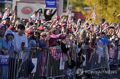 맥도날드 방문한 트럼프 보기 위해 모인 지지자들 [피스터빌-트레보스[미 펜실베이니아주] AP=연합뉴스. 재판매 및 DB 금지]