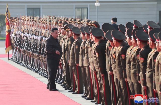 김정은 북한 국무위원장이 지난 17일 인민군 제2군단 지휘부를 방문했다고 조선중앙통신이 18일 보도했다. 조선중앙통신, 연합뉴스