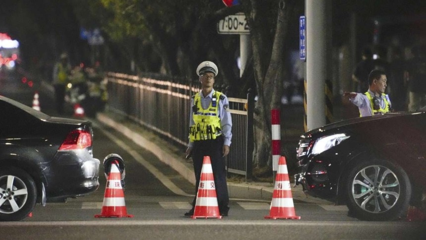 지난 11일 차량 돌진사고가 일어난 중국 주하이 체육센터 인근에서 보안요원이 차량 통행을 통제하고 있다. AP