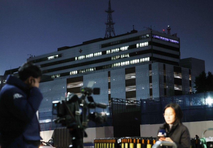 윤석열 대통령이 비상계엄을 선포한 지 6시간여만에 국무회의에서 계엄 해제안이 의결된 가운데 4일 서울 용산 국방부 청사에 불이 켜져 있다./뉴스1