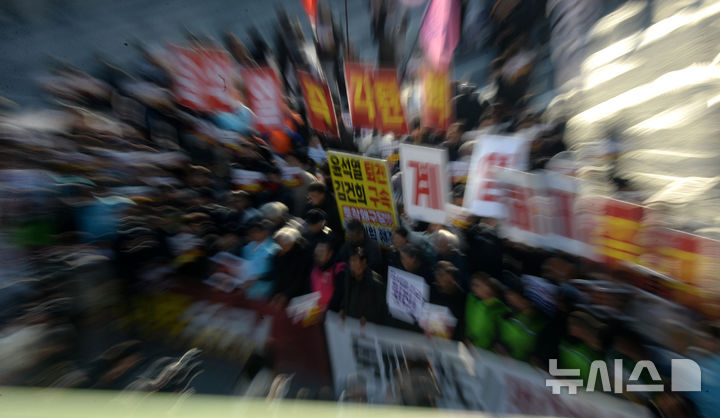 [전주=뉴시스] 김얼 기자 = 윤석열퇴진전북행동본부 관계자들이 4일 전북 전주시 관통로사거리에서 '비상계엄 선포 결의대회'를 열고 구호를 외치고 있다. 윤대통령이 탄핵 위기에 처하기까지 김건희 여사의 역할이 크다고