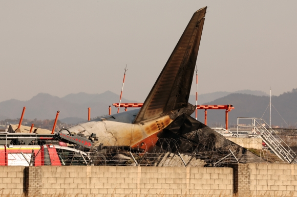 김태성 기자 = 29일 오전 전남 무안국제공항 활주로에 여객기가 추락해 사고 수습이 이뤄지고 있다.  이날 오전 9시 7분쯤 승객과 승무원 181명을 태운 태국발 제주항공 7C2216편 항공기가 무안공항 착륙을 시도