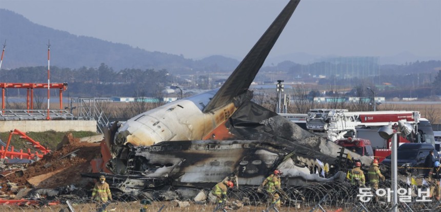 국내 발생한 최악의 여객기 사고 29일 오전 9시 3분경 전남 무안국제공항에서 동체 착륙을 시도하던 중 활주로 끝 외벽과 충돌한 제주항공 여객기 주변을 소방관들이 수색하고 있다. 이날 사고로 승무원을 포함한 탑승자