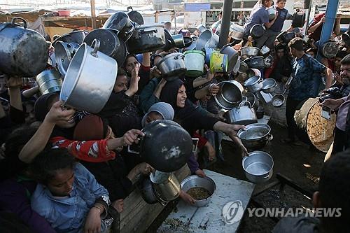 식량 받기 위해 모인 가자 주민들 [로이터=연합뉴스 자료사진]