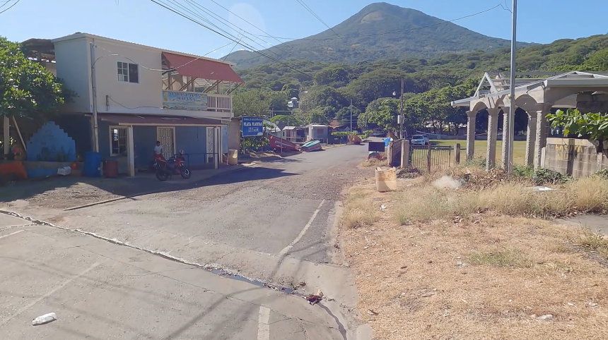 수도 산살바도르에서 차량으로 약 4시간 거리에 있는 콘차구와 화산. 당초 저 화산 기슭에 비트코인 시티를 세우려 했으나 발표 3년이 넘게 지난 지금도 아무런 공사가 이뤄지지 않고 있다.