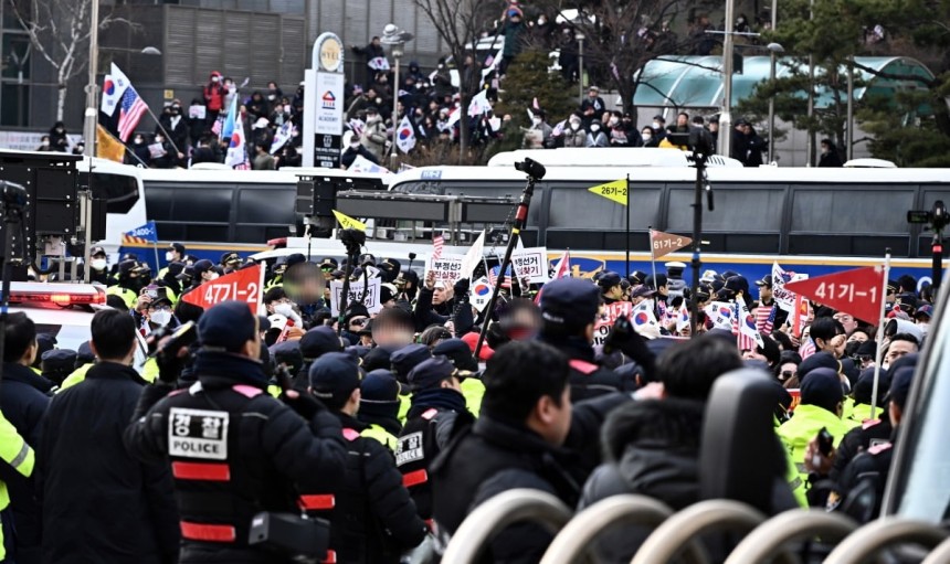 내란 우두머리 혐의로 체포된 윤석열 대통령의 구속 전 피의자심문(영장실질심사)이 열린 18일 서울 마포구 서울서부지방법원 앞에서 윤 대통령 지지자들이 집회를 하고 있다. / 사진=임형택 기자