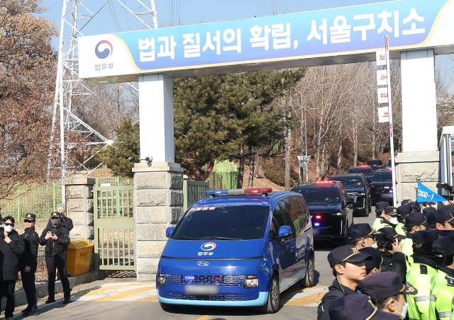 23일 경기 의왕시 서울구치소에서 윤 대통령이 탄 법무부 호송차량 행렬이 이동하고 있다. 연합뉴스