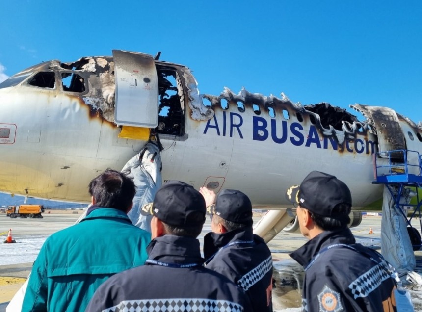 지난 28일 밤 불에 탄 에어부산 항공기. 부산시 제공