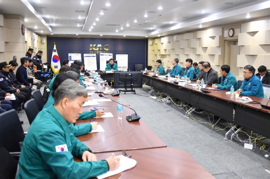 부산소방재난본부는 29일 김해국제공항에서 브리핑을 열어 전날 발생한 에어부산 화재 피해 상황을 보고했다. 부산시 제공