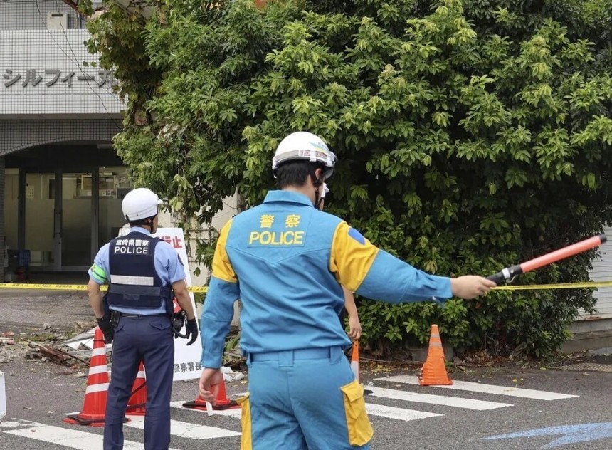 지난해 8월 8일 규모 7.1 지진이 일어난 일본 미야자키현에서 경찰이 지진으로 손상을 입은 건물 주변에서 경계를 하고 있다. 로이터 연합뉴스