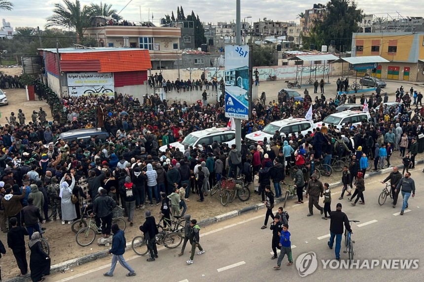 인질 이송하려는 적십자 차량 에워싼 가자지구 군중 (AFP 연합뉴스) 8일(현지시간) 오전 가자지구 중부 데이르알발라에서 하마스의 인질 석방을 앞두고 인질 이송을 위한 국제적십자사 차량을 팔레스타인 주민들이 에워싸고