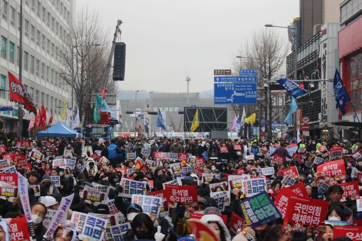 15일 오후 광주 동구 전일빌딩 245 앞 금남로 일대에서 광주비상행동이 개최한 윤석열 대통령 탄핵 촉구와 내란 세력 척결을 위한 '제14차 '광주시민 총궐기대회'에서 시민들이 구호를 외치고 있다. 송보현 기자