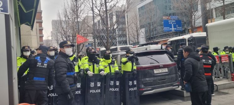 윤석열 정권 즉각 퇴진·사회대개혁 광주비상행동이 동구 금남로 일대에서 개최한 제14차 광주시민총궐기대회에서 경찰이 충돌이 지속되자 세이브코리아 국가비상기도회와 연결하는 도로를 차단했다. 민찬기 기자