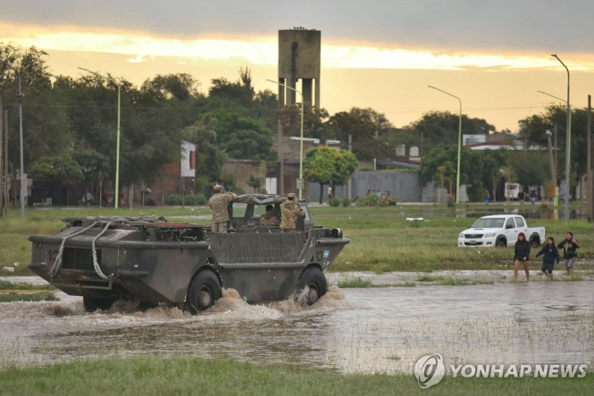 군 장비 동원해 인명 수색 [바이아블랑카 AFP=연합뉴스. 재판매 및 DB 금지]