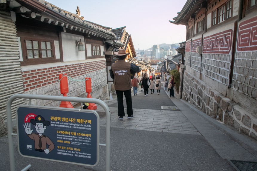 11일 오후 서울 종로구 북촌한옥마을에서 카우보이 복장의 보안관이 오후 5시가 되자 관광객 퇴장을 유도하고 있다. 지난해 11월부터 북촌 주민의 사생활을 보호하기 /장련성 기자