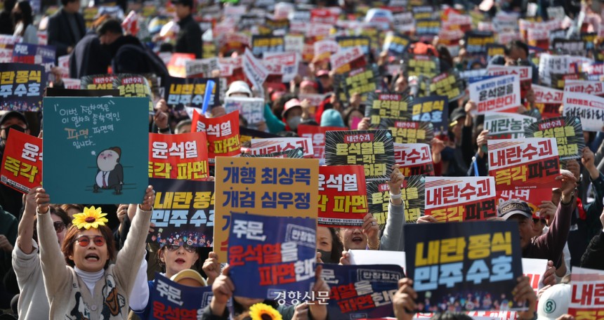 15일 광화문 동십자각 앞에서 윤석열 즉각퇴진·사회대개혁 비상행동이 주최한 윤석열 대통령 탄핵 촉구 15차 범시민대행진에서 참석자들이 구호를 외치고 있다. 성동훈 기자