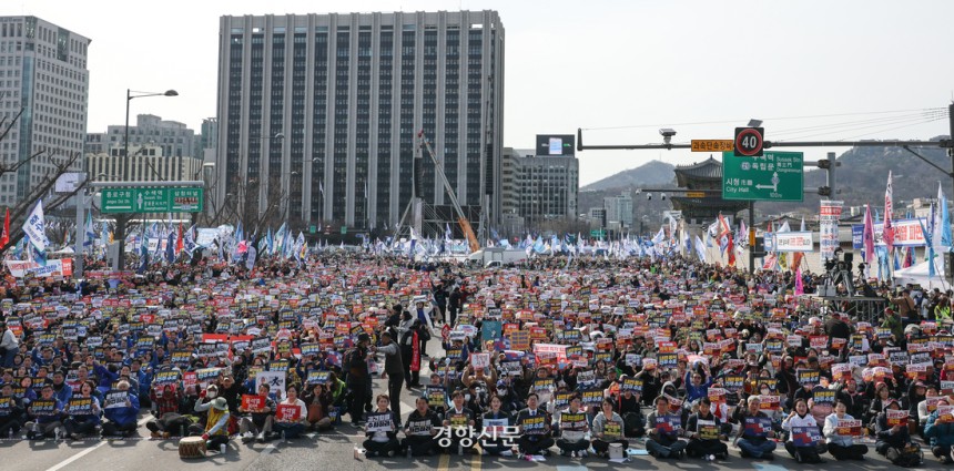 15일 광화문 동십자각 앞에서 윤석열 즉각퇴진·사회대개혁 비상행동이 주최한 윤석열 대통령 탄핵 촉구 15차 범시민대행진에서 참석자들이 구호를 외치고 있다. 성동훈 기자